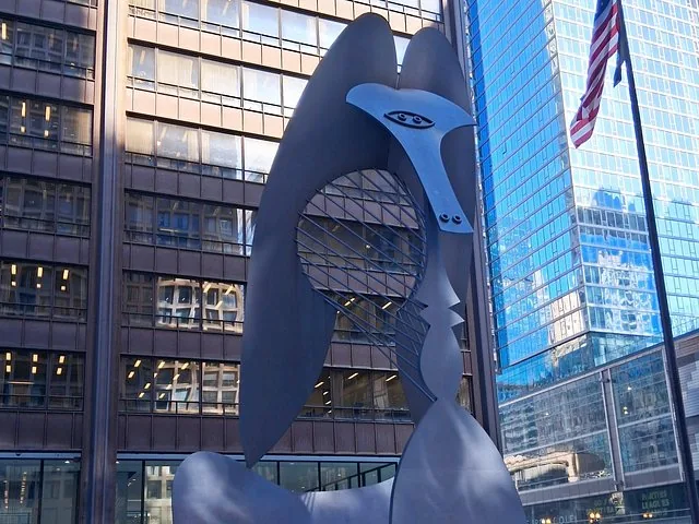La sculpture Chicago Picasso avec des gratte-ciel modernes en arrière-plan