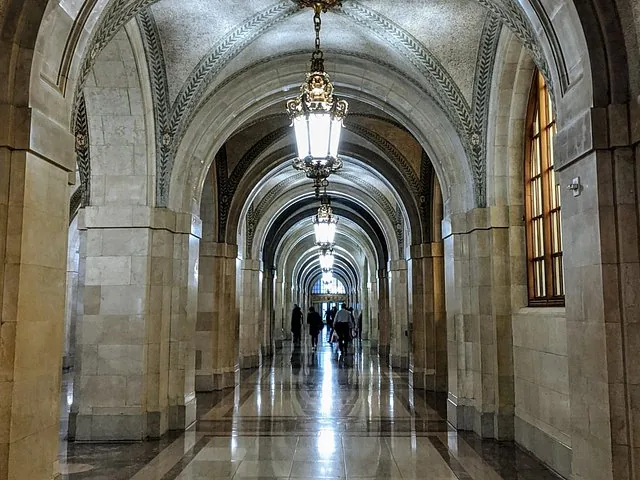 Couloir élégant avec plafonds voûtés et lampes suspendues ornées