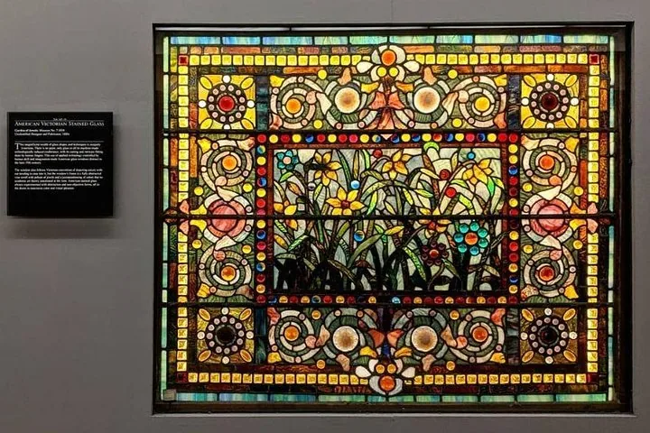 Primer plano de un colorido vitral victoriano estadounidense