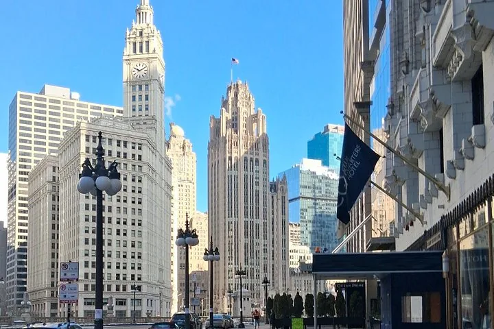 Wrigley Building et Tribune Tower sur fond de ciel bleu