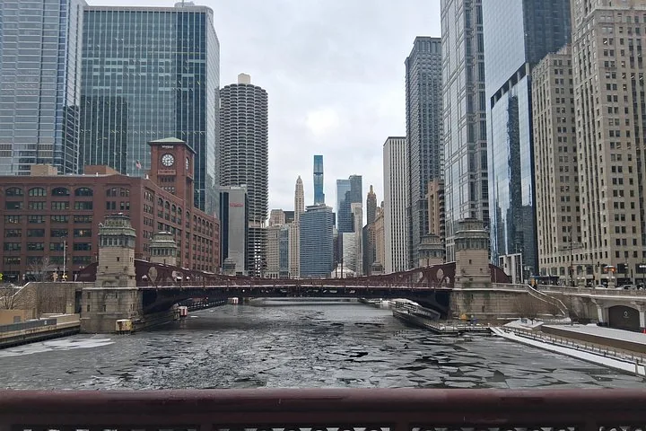 Puente sobre el río Chicago helado, rodeado de altos edificios