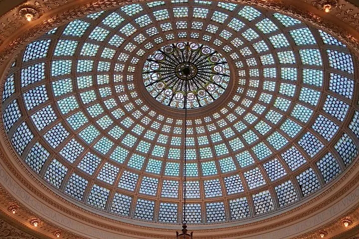 Plafond en coupole de vitrail aux anneaux extérieurs décoratifs complexes