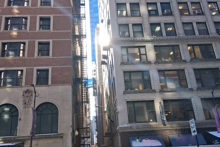 Ruelle étroite entre des bâtiments historiques en brique du centre-ville de Chicago